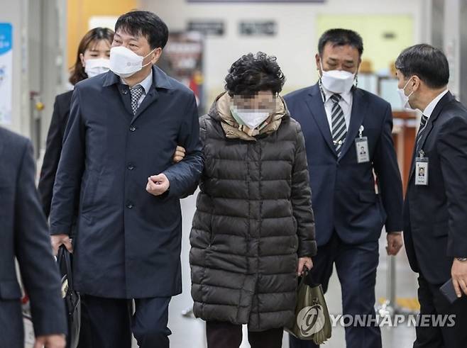 윤석열 대선 후보 장모 최은순 씨, 요양급여 부정수급 2심 공판 출석 [자료=연합뉴스]