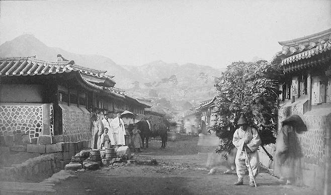 안국역 사거리에서 바라본 북촌 전경(1884년). 북촌은 노론 권세가의 저택 밀집지역이었다. [미국 보스턴미술관(퍼시벌 로웰 촬영)]