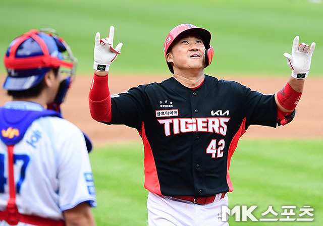 김태군이 한국시리즈 4차전에서 만루포를 친 뒤 기뻐하고 있다. 사진(대구)=김영구 기자