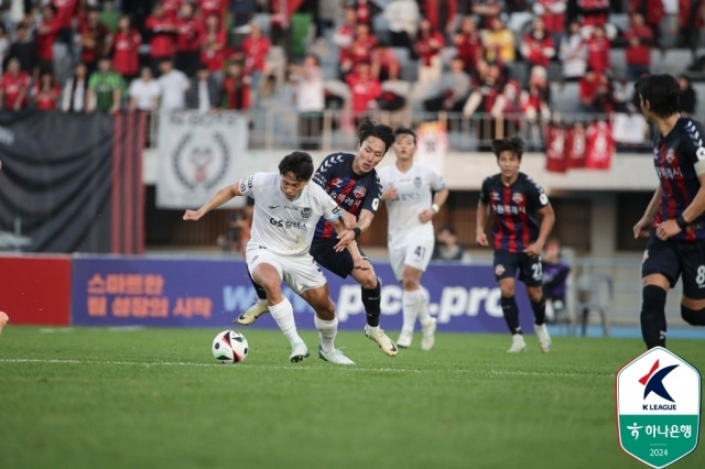 수원FC와 FC서울의 경기 모습/한국프로축구연맹