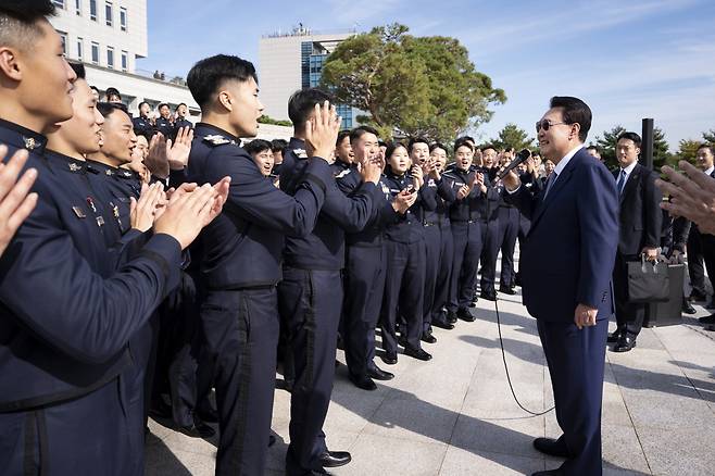 윤석열 대통령이 지난 25일 서울 용산 대통령실 앞에서 견학 온 공군사관학교 4학년 생도들을 만나 격려사를 하고 있다. [연합]