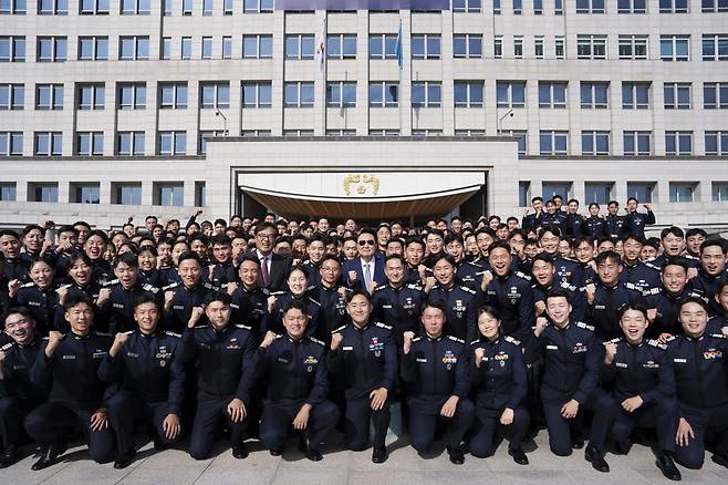 윤석열 대통령이 지난 25일 서울 용산 대통령실 앞에서 견학 온 공군사관학교 4학년 생도들을 만나 기념촬영을 하고 있다. [연합]