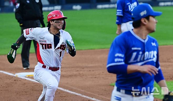 [광주=뉴시스] 이영주 기자 = 23일 광주 북구 광주-기아챔피언스필드에서 재개된 2024 KBO 포스트시즌 한국시리즈 1차전 삼성 라이온즈와 KIA 타이거즈의 경기, 7회 말 2사 2·3루 주자 상황에서 KIA 박찬호가 홈으로 질주하고 있다 2024.10.23. leeyj2578@newsis.com