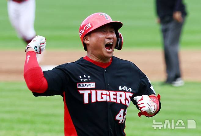 [대구=뉴시스] 전신 기자 = 26일 대구 수성구 대구삼성라이온즈파크에서 열린 2024 KBO 포스트시즌 한국시리즈 4차전 KIA 타이거즈와 삼성 라이온즈의 경기에서 3회초 2사 만루 KIA 김태군이 만루홈런을 친 뒤 기뻐하고 있다. 2024.10.26. photo1006@newsis.com