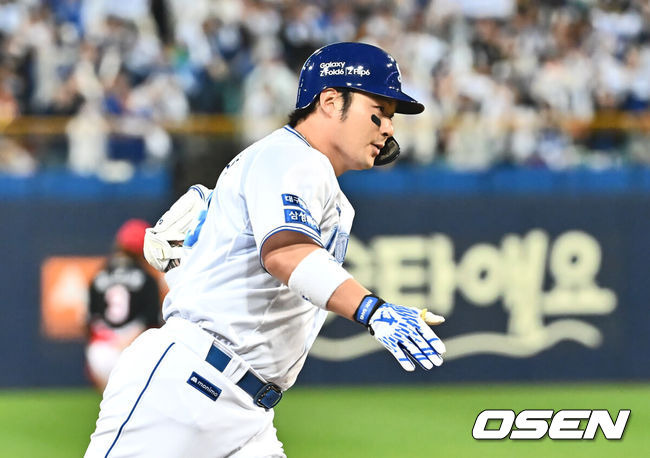 [OSEN=대구, 이석우 기자] 25일 대구 삼성라이온즈파크에서 2024 신한 SOL뱅크 KBO 포스트시즌 한국시리즈 삼성 라이온즈와 KIA 타이거즈의 3차전 경기가 열렸다. 홈팀 삼성은 대니 레예스, 방문팀 KIA는 에릭 라우어를 선발 투수로 내세웠다.삼성 라이온즈 박병호가 7회말 우중월 백투백 홈런을 치고 하이파이브를 하고 있다. 2024.10.25 / foto0307@osen.co.kr