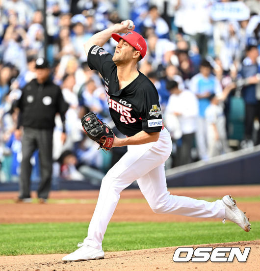 [OSEN=대구, 이대선 기자] 26일 대구삼성라이온즈파크에서 2024 신한 SOL뱅크 KBO 한국시리즈 4차전 삼성 라이온즈와 KIA 타이거즈의 경기가 열렸다.삼성은 원태인, KIA는 제임스 네일을 선발 투수로 내세웠다.1회말 무사에서 KIA 선발투수 네일이 역투하고 있다. 2024.10.26 / sunday@osen.co.kr