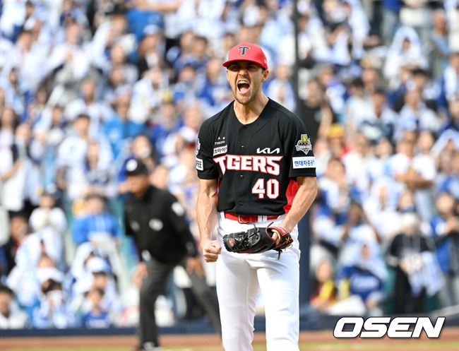 [OSEN=대구, 이대선 기자] 26일 대구삼성라이온즈파크에서 2024 신한 SOL뱅크 KBO 한국시리즈 4차전 삼성 라이온즈와 KIA 타이거즈의 경기가 열렸다.삼성은 원태인, KIA는 제임스 네일을 선발 투수로 내세웠다.1회말 2사 3루에서 KIA 네일이 삼성 디아즈를 삼진으로 처리하고 환호하고 있다. 2024.10.26 / sunday@osen.co.kr