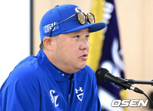 [OSEN=대구, 이대선 기자] 삼성 라이온즈가 25일 대구삼성라이온즈파크(이하 라팍)에서 열린 2024 신한은행 SOL 뱅크 한국시리즈 3차전에서 KIA 타이거즈를 4-2로 제압했다.이성규 김영웅 김헌곤 박병호가 차례로 솔로포를 터트렸다. 팀 한국시리즈 한 경기 최다 홈런이었다.선발 데니 레예스가 7이닝 1실점 눈부신 투구로 승리를 이끌었다. 2연패 후&nbsp;1승을 올리며 반격의 실마리를 잡았다.삼성 박진만 감독이 인터뷰를 하고 있다.  2024.10.25 / sunday@osen.co.kr