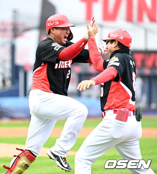 [OSEN=대구, 이대선 기자] 26일 대구삼성라이온즈파크에서 2024 신한 SOL뱅크 KBO 한국시리즈 4차전 삼성 라이온즈와 KIA 타이거즈의 경기가 열렸다.삼성은 원태인, KIA는 제임스 네일을 선발 투수로 내세웠다.3회초 1사 만루에서 KIA 김태군이 만루 홈런을 치고 환호하고 있다. 2024.10.26 / sunday@osen.co.kr