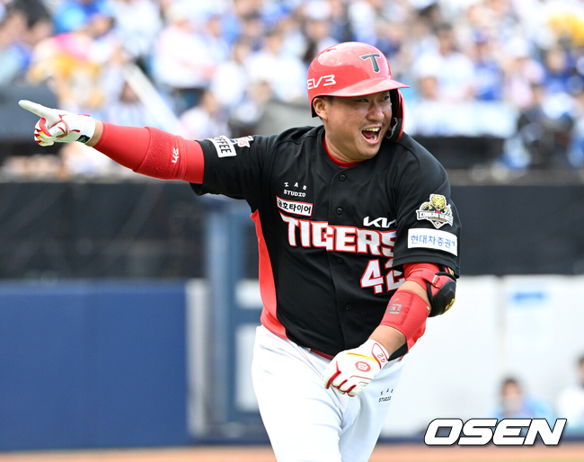 [OSEN=대구, 이대선 기자] 26일 대구삼성라이온즈파크에서 2024 신한 SOL뱅크 KBO 한국시리즈 4차전 삼성 라이온즈와 KIA 타이거즈의 경기가 열렸다.삼성은 원태인, KIA는 제임스 네일을 선발 투수로 내세웠다.3회초 1사 만루에서 KIA 김태군이 만루 홈런을 치고 환호하고 있다. 2024.10.26 / sunday@osen.co.kr