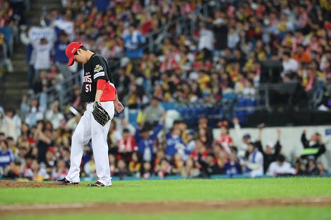 25일 대구 수성구 대구삼성라이온즈파크에서 열린 2024 KBO 포스트시즌 한국시리즈 3차전 KIA 타이거즈와 삼성 라이온즈의 경기, 7회말 무사 KIA 전상현이 삼성 김헌곤에게 솔로포를 맞고 고개를 숙이고 있다.   뉴시스