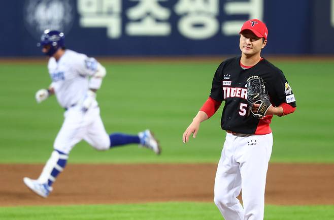 25일 대구 수성구 대구삼성라이온즈파크에서 열린 2024 KBO 포스트시즌 한국시리즈 3차전 KIA 타이거즈와 삼성 라이온즈의 경기에서 7회말 무사 삼성 김헌곤에 이어 박병호에게 백투백 홈런을 허용한 KIA 전상현이 아쉬워하고 있다.    뉴시스