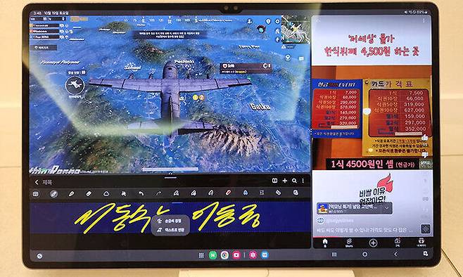 갤럭시 탭 S10 울트라 성능 테스트를 위해 멀티 윈도로 고사양 게임인 ‘배틀그라운드’(왼쪽 상단), 삼성 노트 필기(왼쪽 하단), 유튜브 쇼츠를 동시에 작동시키는 모습.    이동수 기자