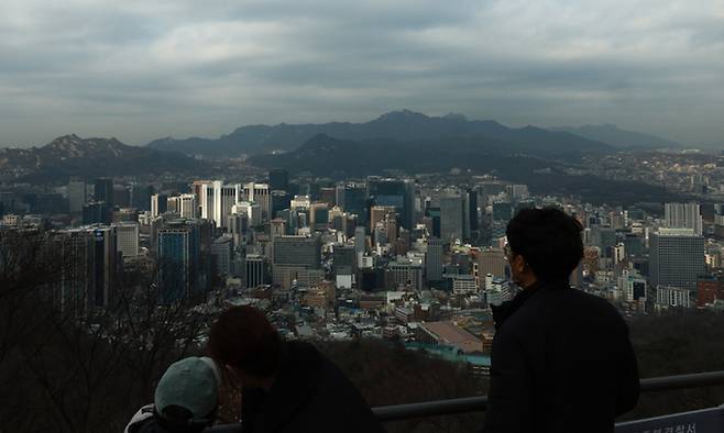 서울 남산에서 바라본 도심 풍경 위에 구름이 드리워져 있다. 연합뉴스