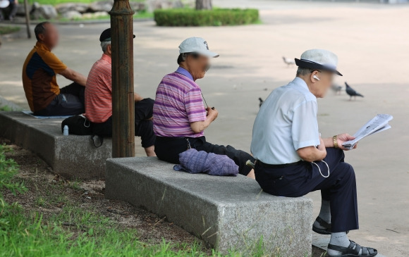 65세 이상 주민등록인구가 1000만명을 넘어선 것으로 나타난 가운데 지난 7월 서울 종로구 탑골공원에서 노인들이 휴식하고 있다. 2024.7.11 연합뉴스