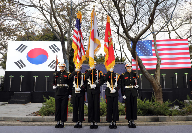 26일 제주시 애월읍 렛츠런파크 제주에서 열린 '제19회 제주마 축제'에서 6·25 한국전쟁 영웅 제주마 ‘레클리스(Reckless)’ 동상 제막식이 진행되고 있다. 뉴스1