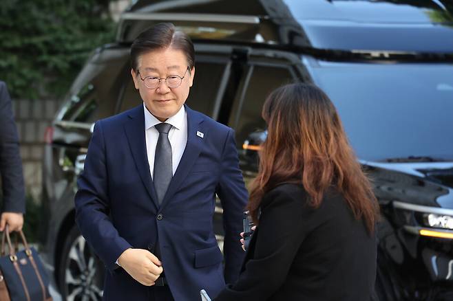 이재명 더불어민주당 대표가 지난 25일 서울 서초구 서울중앙지법에서 열린 '대장동 배임·성남FC 뇌물' 1심 속행 공판에 출석하고 있다. ⓒ 연합뉴스