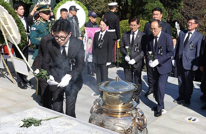 한동훈 국민의힘 대표(왼쪽)와 추경호 원내대표가 26일 오전 서울 동작구 국립서울현충원에서 열린 박정희 전 대통령 서거 45주기 추모식에 참석해 헌화하고 있다. ⓒ 연합뉴스