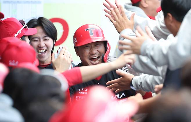 KIA 김태군이 26일 한국시리즈 4차전에서 만루홈런을 친 뒤 동료들과 하이파이브 하고 있다. 연합뉴스