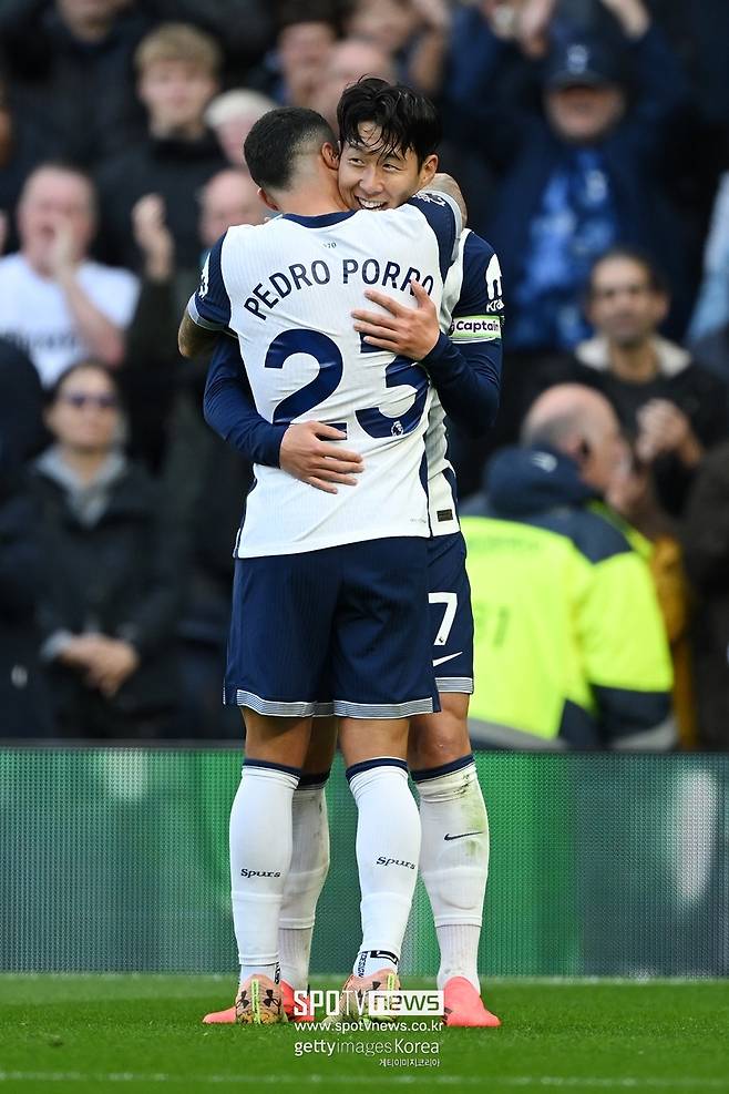 ▲ 손흥민과 포로가 포옹하고 있다.