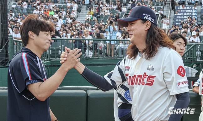 구승민(왼쪽)과 김원중. /사진=롯데 자이언츠 제공
