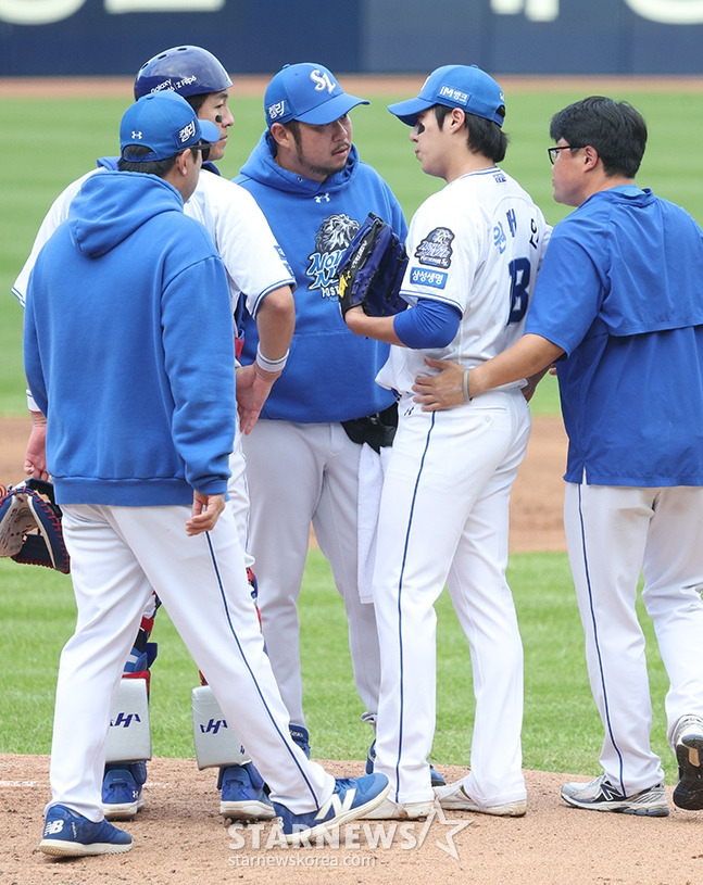 '2024 KBO 포스트시즌 한국시리즈 4차전' 삼성-KIA전이 26일 대구 삼성라이온즈파크에서 열렸다. 삼성 선발 원태인(오른쪽에서 두 번째)이 3회 교체되고 있다. /사진=김진경 대기자