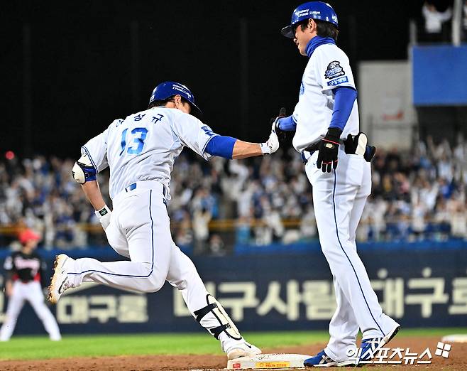 삼성 외야수 이성규(왼쪽)는 25일 삼성라이온즈파크에서 열린 '2024 신한 SOL Bank KBO 포스트시즌' KIA와 한국시리즈(7전 4승제) 3차전에서 8번타자 우익수로 선발 출전했다. 이날 좌측 담장을 넘어가는 솔로 홈런을 터트려 팀에 선취점을 안겼다. 대구, 김한준 기자