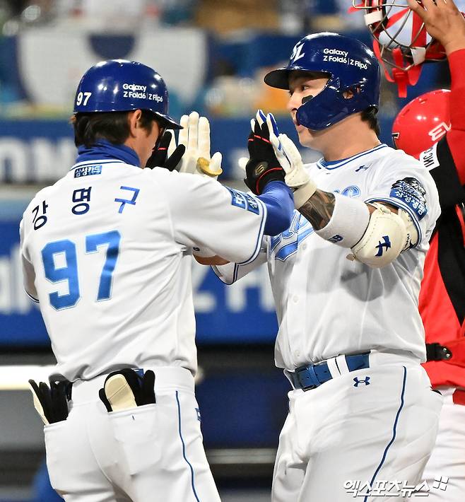 삼성 내야수 박병호(오른쪽)는 25일 삼성라이온즈파크에서 열린 '2024 신한 SOL Bank KBO 포스트시즌' KIA와 한국시리즈(7전 4승제) 3차전에서 6번타자 지명타자로 선발 출전했다. 이날 우측 담장을 넘어가는 솔로 홈런을 터트려 공격에 활력을 불어넣었다. 대구, 김한준 기자