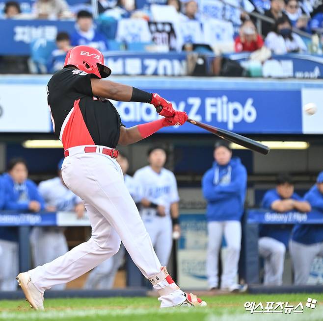 26일 오후 대구삼성라이온즈파크에서 열린 '2024 신한 SOL Bank KBO 한국시리즈' KIA 타이거즈와 삼성 라이온즈의 4차전 경기, 6회초 1사 1루 KIA 소크라테스가 투런 홈런을 날리고 있다. 대구, 김한준 기자