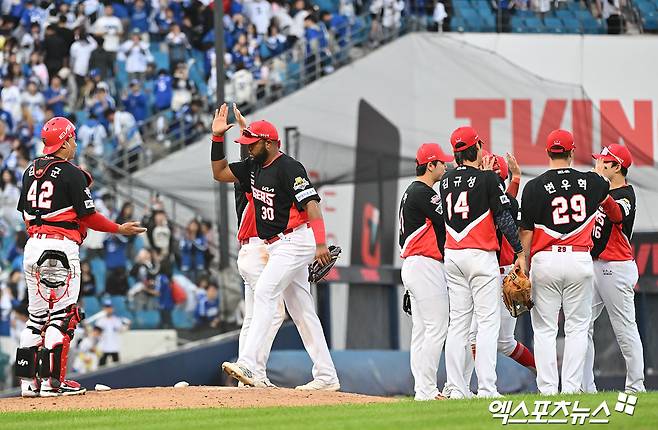 KIA 타이거즈 선수들이 26일 대구 삼성라이온즈파크에서 열린 '2024 신한 SOL 뱅크 KBO 한국시리즈' 4차전 KIA-삼성 원정 경기를 마친 뒤 승리 세리머니를 하고 있다. KIA는 이날 삼성을 9-2로 크게 이기고 3승1패를 기록, 창단 후 12번째 우승에 단 1승을 남겨놓게 됐다. 대구, 김한준 기자