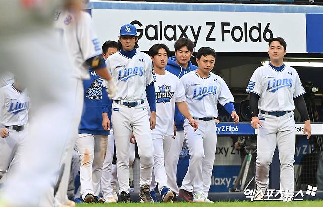 삼성 라이온즈 선수들이 26일 대구 삼성라이온즈파크에서 열린 '2024 신한 SOL 뱅크 KBO 한국시리즈' 4차전 KIA-삼성 홈 경기 직후 팬들에게 인사하러 걸어나오고 있다. 삼성은 이날 KIA에 2-9로 크게 졌다. 1승3패를 기록하면서 한 번 더 지면 우승 트로피를 KIA에 내주게 된다. 대구, 김한준 기자