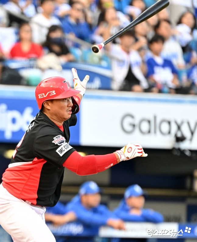 KIA 타이거즈 포수 김태군이 26일 대구 삼성라이온즈파크에서 열린 삼성과의 2024 신한 SOL Bank KBO 한국시리즈 4차전에서 3회초 만루 홈런을 터뜨리고 팀의 9-2 대승을 견인했다. 4차전 데일리 MVP에 선정, 상금 100만 원도 함께 챙겼다. 사진 김한준 기자