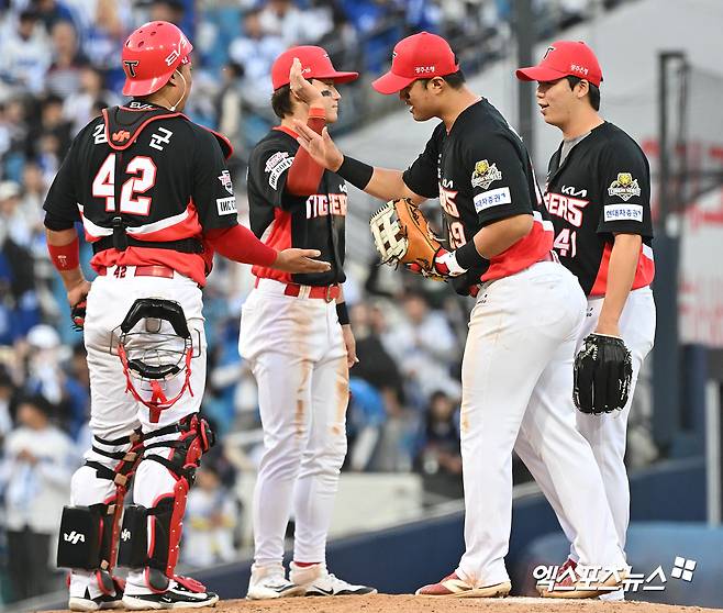 26일 오후 대구삼성라이온즈파크에서 열린 '2024 신한 SOL Bank KBO 한국시리즈' KIA 타이거즈와 삼성 라이온즈의 4차전 경기, KIA가 김태군의 만루 홈런에 힘입어 삼성에 9:2로 승리하며 통합우승까지 1승만을 남겨뒀다.  이날 경기에서 승리한 KIA 선수들이 기뻐하고 있다. 대구, 김한준 기자