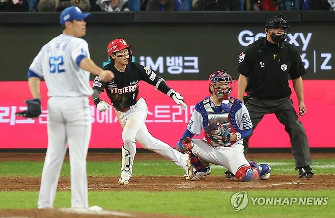 '타구는 멀리 뻗었지만' (대구=연합뉴스) 김성민 기자 = 25일 대구 삼성라이온즈파크에서 열린 2024 신한 SOL뱅크 KBO 포스트시즌 한국시리즈 3차전 KIA 타이거즈와 삼성 라이온즈의 경기. 9회초 2사 만루 KIA 박찬호가 라인을 살짝 벗어난 파울을 치고 달려 나가고 있다. 2024.10.25 ksm7976@yna.co.kr