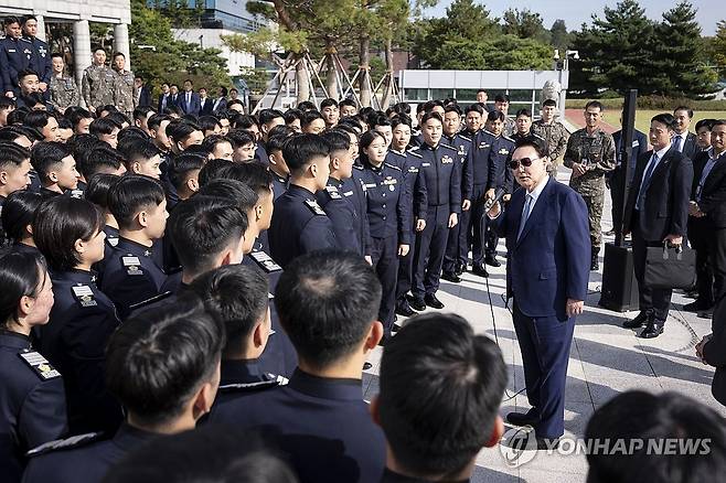 윤석열 대통령, 대통령실 견학 공사 생도 격려 (서울=연합뉴스) 홍해인 기자 = 윤석열 대통령이 지난 25일 서울 용산 대통령실 앞에서 견학 온 공군사관학교 4학년 생도들을 만나 격려사를 하고 있다. 2024.10.26 [대통령실 제공. 재판매 및 DB 금지] hihong@yna.co.kr