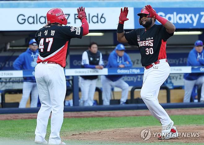 하이파이브하는 소크라테스 (대구=연합뉴스) 김성민 기자 = 26일 대구 삼성라이온즈파크에서 열린 2024 신한 SOL뱅크 KBO 포스트시즌 한국시리즈 4차전 삼성 라이온즈와 KIA 타이거즈의 경기. 6회초 1사 1루 KIA 소크라테스가 2점 홈런을 치고 하이 파이브를 하고 있다. 2024.10.26 ksm7976@yna.co.kr