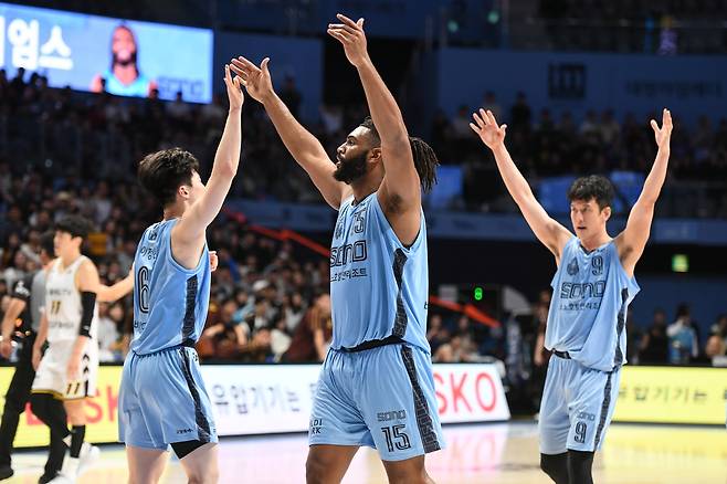 승리 후 기뻐하는 소노 선수들. [KBL 제공. 재판매 및 DB 금지]