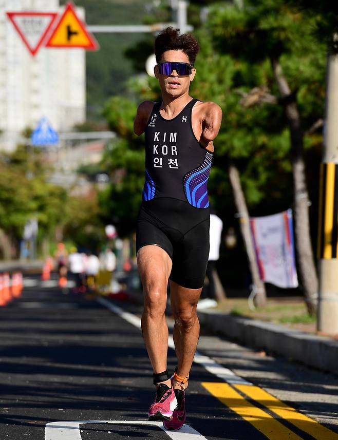 역주하는 김황태 (서울=연합뉴스) 김황태가 26일 거제 조선해양문화관에서 열린 제44회 전국장애인체육대회 트라이애슬론 남자 개인전PTS2~3 경기에서 역주하고 있다. [대한장애인체육회 제공. 재판매 및 DB금지]