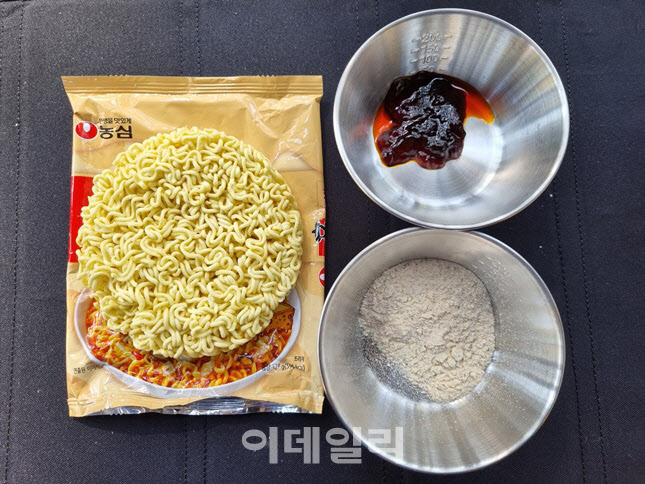 농심 신라면 툼바 봉지면, 액상과 파마산 치즈 등이 첨가된 소스가 있다. (사진=한전진 기자)