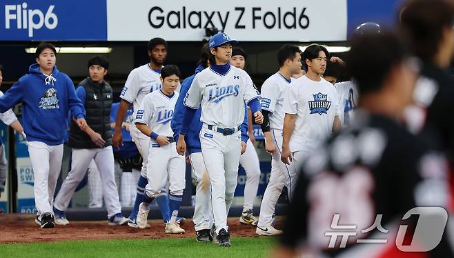 26일 오후 대구 삼성라이온즈파크에서 열린 프로야구 '2024 신한 SOL 뱅크 KBO 포스트시즌' 한국시리즈 4차전 KIA 타이거즈와 삼성 라이온즈의 경기에서 2대9 패한 삼성 구자욱을 비롯한 선수들이 팬들에게 인사하기 위해 그라운드로 나오고 있다. 2024.10.26/뉴스1 ⓒ News1 김진환 기자