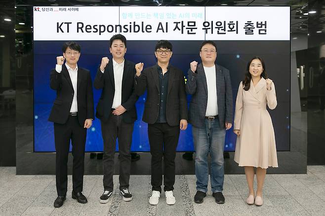 22일 KT우면연구센터에서 진행된 Responsible AI 자문 위원회 출범식에서 위원들이 기념 사진을 촬영하고 있다. 좌측부터 KT AI2X Lab AI기술협력담당 박완진 상무, 셀렉트스타 황민영 부대표, 고려대학교 장정선 교수, KAIST 최재식 교수, KT Responsible AI Center 배순민 센터장 (KT제공)