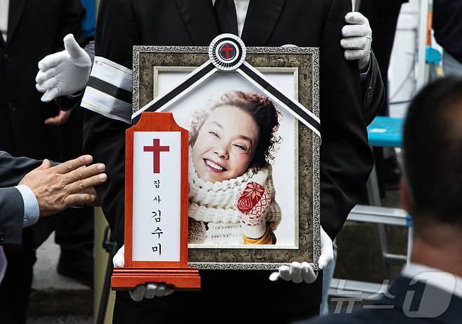 27일 오전 서울 성동구 한양대학교병원 장례식장에서 배우 故 김수미의 발인식이 엄수되고 있다. 2024.10.27/뉴스1 ⓒ News1 이재명 기자