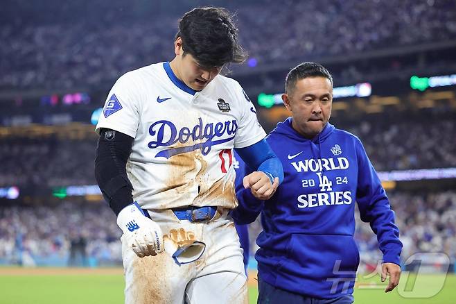 월드시리즈 2차전에서 어깨 탈구 부상을 당한 오타니.ⓒ AFP=뉴스1