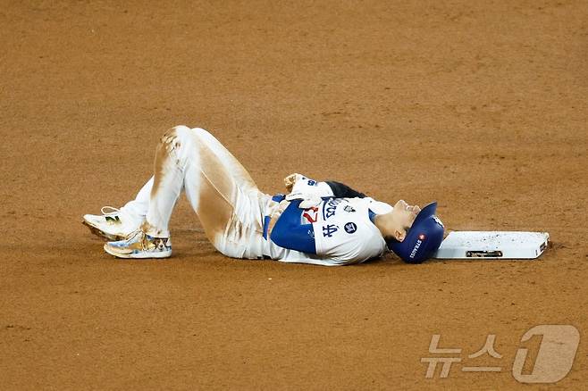 WS 2차전서 2루 도루 후 어깨 통증을 호소한 오타니. ⓒ AFP=뉴스1