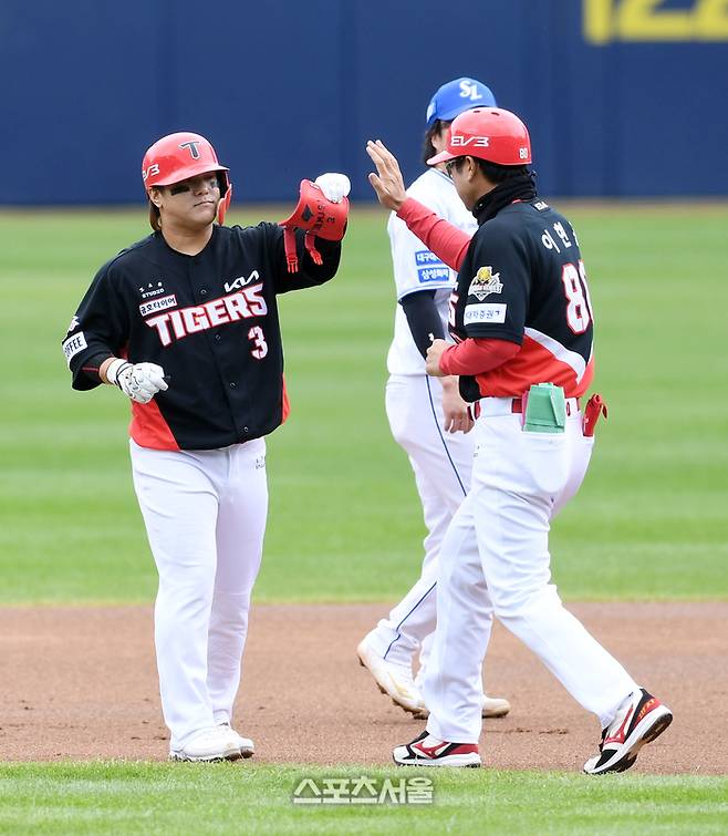 KIA 김선빈이 26일 대구삼성라이온즈파크에서 열린 2024 KBO 한국시리즈 4차전 삼성과 경기에서 1회초 2루타를 때린 후 이헌곤 코치와 하이파이브를 하고 있다. 대구 | 박진업 기자 upandup@sportsseoul.com