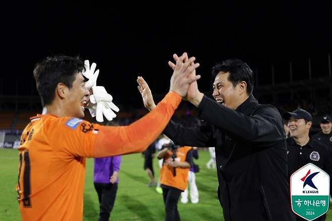 유병훈(오른쪽) 감독과 김다솔이 청주전이 끝난 뒤 환호하고 있다. 사진 | 한국프로축구연맹