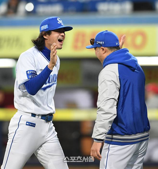 삼성 구자욱(왼쪽)이 25일 대구삼성라이온즈파크에서 열린 2024 KBO 한국시리즈 3차전 KIA전 승리 후 박진만 감독과 하이파이브를 나누고 있다. 대구 | 박진업 기자 upandup@sportsseoul.com