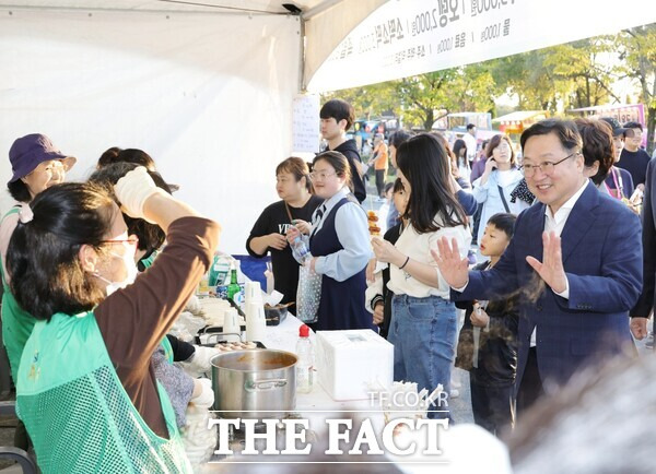 지난 26일 대전 자운대 일원에서 열린 '제2회 민관군 화합 페스티벌’행사에 이장우 대전시장이 방문해 부스를 둘러보며 주민들과 인사를 나누고 있다. / 대전시