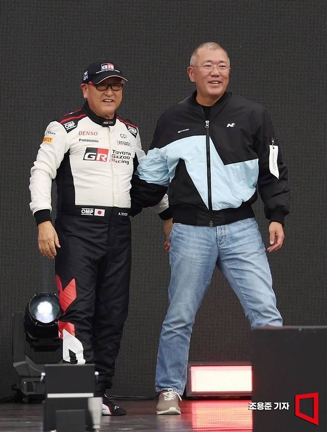 7일 경기도 용인시 에버랜드 스피드웨이에서 열린 '현대 N x 토요타 가주 레이싱(Hyundai N x TOYOTA GAZOO Racing) 페스티벌'에서 정의선 현대자동차그룹 회장과 도요다 아키오 일본 도요타자동차그룹 회장이 스페셜 쇼런을 마친 후 입장 하고 있다. 사진=조용준 기자