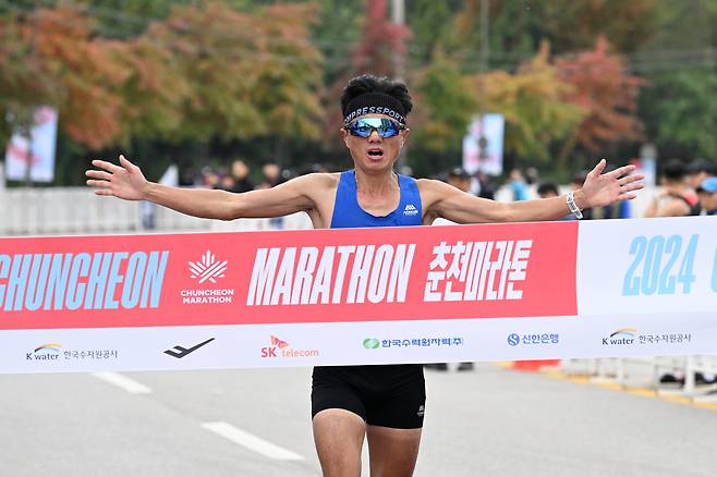 27일 강원도 춘천 공지천에서 열린 '2024 조선일보 춘천마라톤'에서 풀코스 남자 마스터스 송영준씨가 1위로 결승선을 통과하고 있다. / 고운호 기자